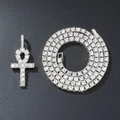 Dettaglio del ciondolo a croce Ankh in argento e collana tennis con cristalli lucidi - 40CM / Ciondolo Con Collana Tennis A Fila Singola / Argento