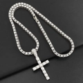 Dettaglio della collana con croce di perle e catena tennis lucida su sfondo nero - Ciondolo in argento + catena tennis 40 cm
