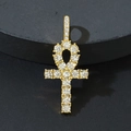 Dettaglio del ciondolo a croce Ankh dorata con pietre pavé su base di pietra grigia - Solo ciondolo / Solo Ciondolo Oro (Senza Catena)