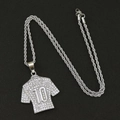 Detail van Messi 10 voetbalshirt hanger met zirkonia en een zilverkleurige gedraaide ketting - Touwketting Ketting / Zilver (Sportshirt)
