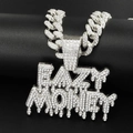 Primo piano del ciondolo Hip-Hop argento EAZY MONEY con cristalli scintillanti - Pendente Alfabeto con Catena Cubana da 45CM con Strass / Argento