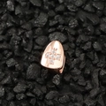 Vista macro di grillz per denti hip hop in oro rosa con motivo a croce e zirconi - Croce Oro Rosa Dente Singolo / Oro rosa