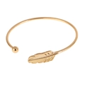 Minimalistischer offener Goldarmreif mit Federdesign und polierter Metallkugel - Gold