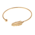 Minimalistisches Blatt-Armband in Gold mit Feder- und Kugel-Detail, offen - Gold