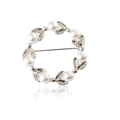 Elegante broche de corona de hojas plateadas con perlas blancas y acabado pulido - Plateado (C4430)