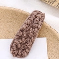 Fermaglio per capelli BB in lana di agnello marrone con morbida texture riccia su piatto - Caffè (E6202)