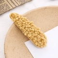 Nahaufnahme der gelben Teddy-Fleece-Haarklammer in Wassertropfenform auf einem Tablett - Gelb (E6201)
