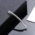 Fermaglio per capelli in metallo argento con fila di strass su sfondo in pelle nera - Diritto (B3124) / Argento