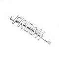 Dettaglio macro del fermaglio in lega argento con scritta FRESH audace su sfondo bianco - Stile FRESH Argento (C2211)