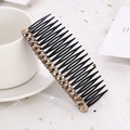 Détail d'un peigne à cheveux avec cordelette dorée et perles de cristal brunes - Champagne
