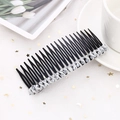 Détail du peigne à cheveux à 20 dents avec strass, fil d'argent et perles sur blanc - Blanc