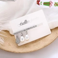 Dettaglio del fermaglio per capelli argento con strass scintillanti e eleganti nappine di perle - Argento (C2208)