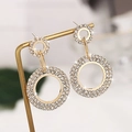 Eleganti orecchini a doppio cerchio dorati con strass scintillanti sul display - Tondo (A8333) / Oro