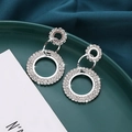Macro di orecchini a doppio cerchio argentati con strass incastonati su seta verde - Tondo (A8334) / Argento