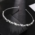 Silbernes Blumenstirnband mit glitzernden Strasssteinen auf einer schwarzen Schmuckbox - Strass Silber (C9226)