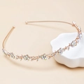 Roségoldener Blumen-Haarreif mit irisierenden Strasssteinen auf Keramikschale - AB Strass Roségold (D2130)