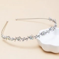 Eleganter floraler Silber-Haarreif mit funkelnden Kristall-Strasssteinen für Brautfrisuren - AB Strass Silber (D2131)