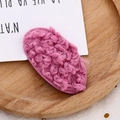 Gros plan sur la barrette en laine d'agneau pelucheuse rose fuchsia à texture bouclée - Rouge Rose