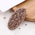 Détail de la texture en polaire peluche marron sur une pince à cheveux ovale BB - Marron