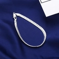 Silbernes Panzerarmband für Damen mit Karabinerverschluss auf blauem Satintergrund - Silber Stil (D3337) / Länge ca. 20CM
