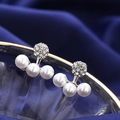Eleganti orecchini di perle argentate con sfere di cristallo su seta blu premium - Argento