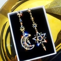Orecchini asimmetrici a stella e luna in argento 925 con cristalli blu in finitura oro - Stile Luna e Stella Asimmetrico (A9409)