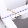 Minimalistischer geometrischer Goldring mit linearem Stab-Design auf weißem Buch - Einstellbar Offen / Gold (D8115)