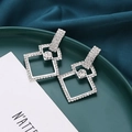 Exquisite doppellagige quadratische Pavé-Strass-Ohrhänger mit einem runden Mittelstein - Silver (A8114)