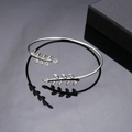 Bracciale rigido in argento a foglia con zirconi su fondo nero riflettente - Argento (D4415)