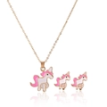 Détail de l'ensemble bijoux licorne avec collier en émail rose et boucles d'oreilles assorties - Comme Illustré (D6128-D6129)