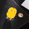 Schattige gele emaille kuiken broche met gouden legering basis en vlindersluiting achterkant - Geel Kuiken Stijl (H3408)