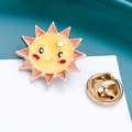 Lindo broche esmaltado de sol japonés con cara amarilla y rayos naranjas brillantes - Estilo Colgante de Sol