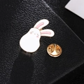 Niedliche weiße Emaille-Anstecknadel Hase mit goldenem Metallrand auf schwarzem Leder - Kleiner Weißer Hasen-Stil (C4529)