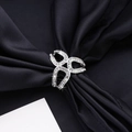 Elegante anello per foulard a triangolo in argento con strass su sfondo di raso blu - K9 / Argento