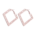 Detail von roségoldenen hohlen rautenförmigen Ohrringen mit filigranem Blumenmuster - Roségold