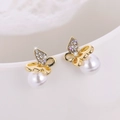 Eleganti orecchini a farfalla dorati con perle e cristalli per un look raffinato - Stile Perla Farfalla (A3128)