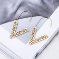 Pendientes geométricos en forma de V con diseño calado en metal dorado para mujer - Estilo Hueco en V Dorado (B1223)