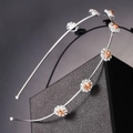 Dettaglio del cerchietto argento con fiori di cristallo ambra e strass bianchi lucidi - Stile Strass Champagne Argento (I5210)
