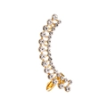 Makroaufnahme der goldenen Ohrmanschette mit funkelnden Kristallen in Blumenform - Stromlinienförmige Glimmer Ohrklemme (A7105)