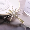 Barrette étoile élégante en alliage doré avec perles et strass sur un fond décoratif - Style Étoile Or (C6409)