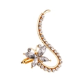 Dettaglio dell'orecchino a polsino a farfalla dorato con cristalli scintillanti - Orecchino a Clip Design Farfalla (A7118) / Oro