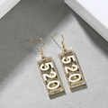 Nahaufnahme rechteckiger Goldohrring mit weißen Strasssteinen und 520 Emaille-Design - 520 Gold + Weiß