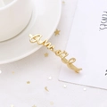 Detalle de horquilla dorada Amore sobre malla blanca con lentejuelas de estrellas - Estilo de letras Amore (B6111) / Dorado