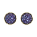 Détails macro de boucles d'oreilles rondes dorées avec cristaux de résine druzy violets - Violet AB