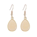Minimalistische goldene Tropfenohrringe mit Glitzersand-Textur auf weißem Hintergrund - Druzy-Textur Wassertropfen-Ohrstecker / Beige (A8221)