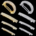 Dettaglio di fermagli per capelli con strass dorati e argentati su sfondo nero professionale - Set come mostrato