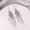 Elegante silberne Quastenohrringe mit funkelnden Strasssteinen in langem Tropfendesign - Silber