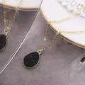 Détail d'un pendentif en cristal noir en forme de goutte d'eau avec une chaîne dorée - Noir (D3419)