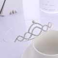 Elegante cerchietto a corona in argento con strass su sfondo di tazza in porcellana bianca - Corona a Curva Ondulata Argento (I9209) / Argento (I9209)