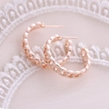 Orecchini a cerchio a catena oro rosa a forma di C su elegante pizzo bianco - Oro rosa
